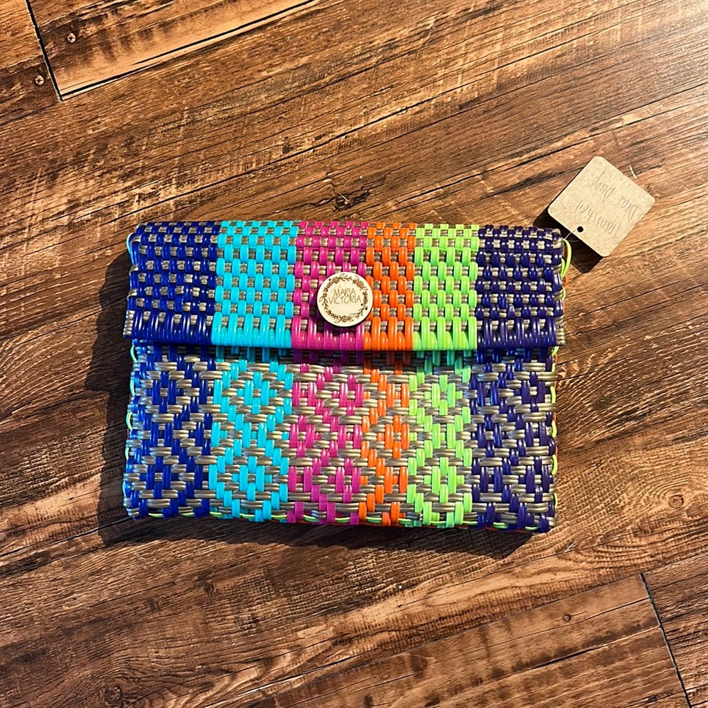 Plastic woven clutch